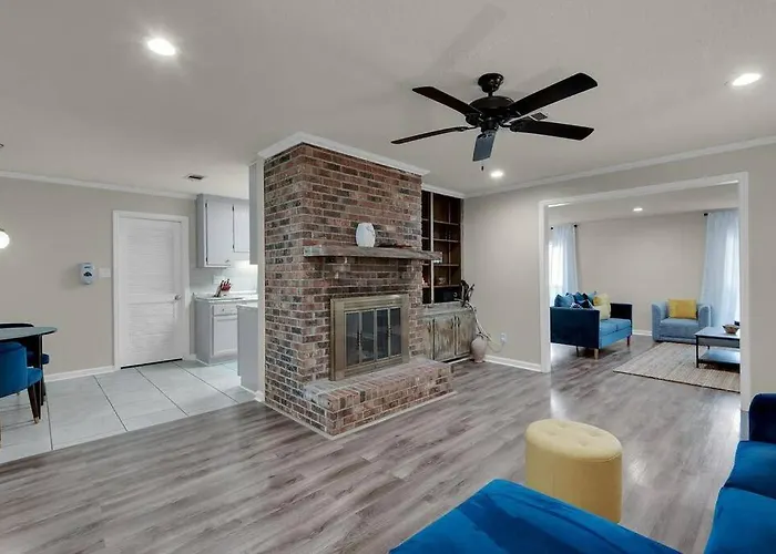 Quiet Relaxing - Close To Downtown & 4br-2bt Apartment