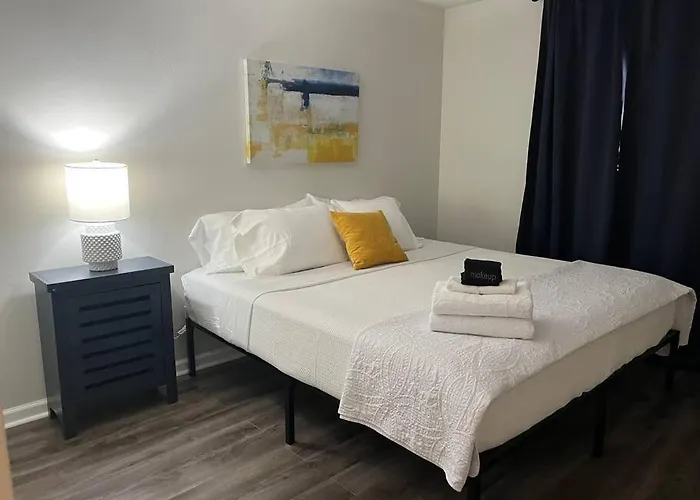 Apartment Quiet Relaxing - Close To Downtown & 4br-2bt *