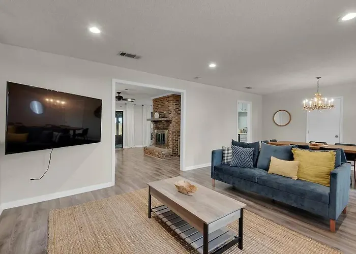 Quiet Relaxing - Close To Downtown & 4br-2bt Apartment