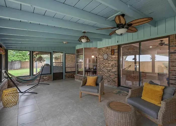 Quiet Relaxing - Close To Downtown & 4br-2bt Apartment