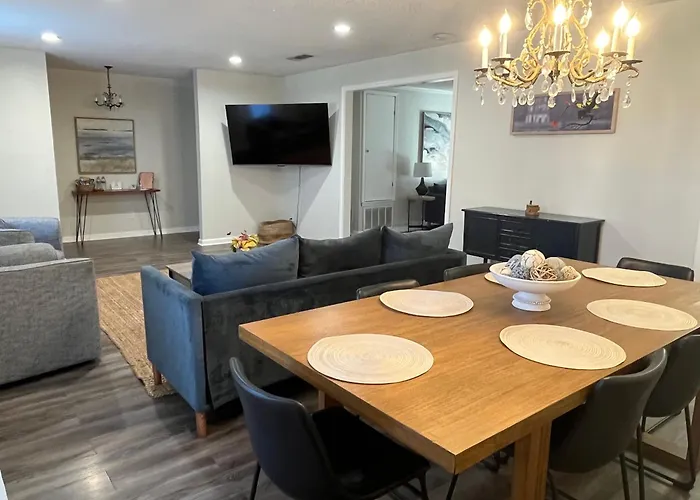 Quiet Relaxing - Close To Downtown & 4br-2bt Apartment