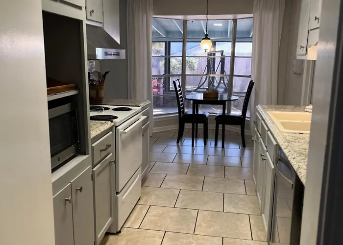 Quiet Relaxing - Close To Downtown & 4br-2bt Apartment Pensacola